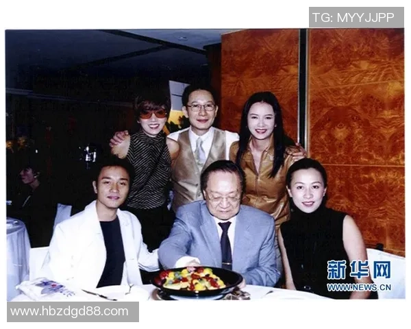 奥斯卡与足球明星亲密合影展现运动与艺术的完美融合